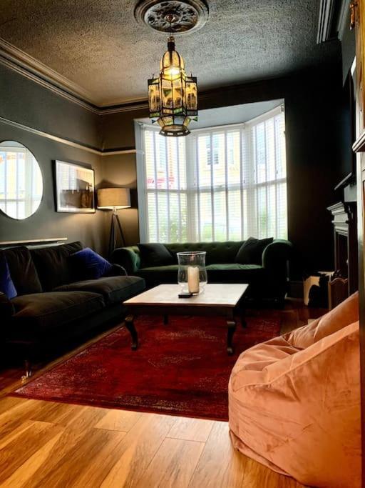 Chic Townhouse Near Tunnels Beaches Ilfracombe Bagian luar foto